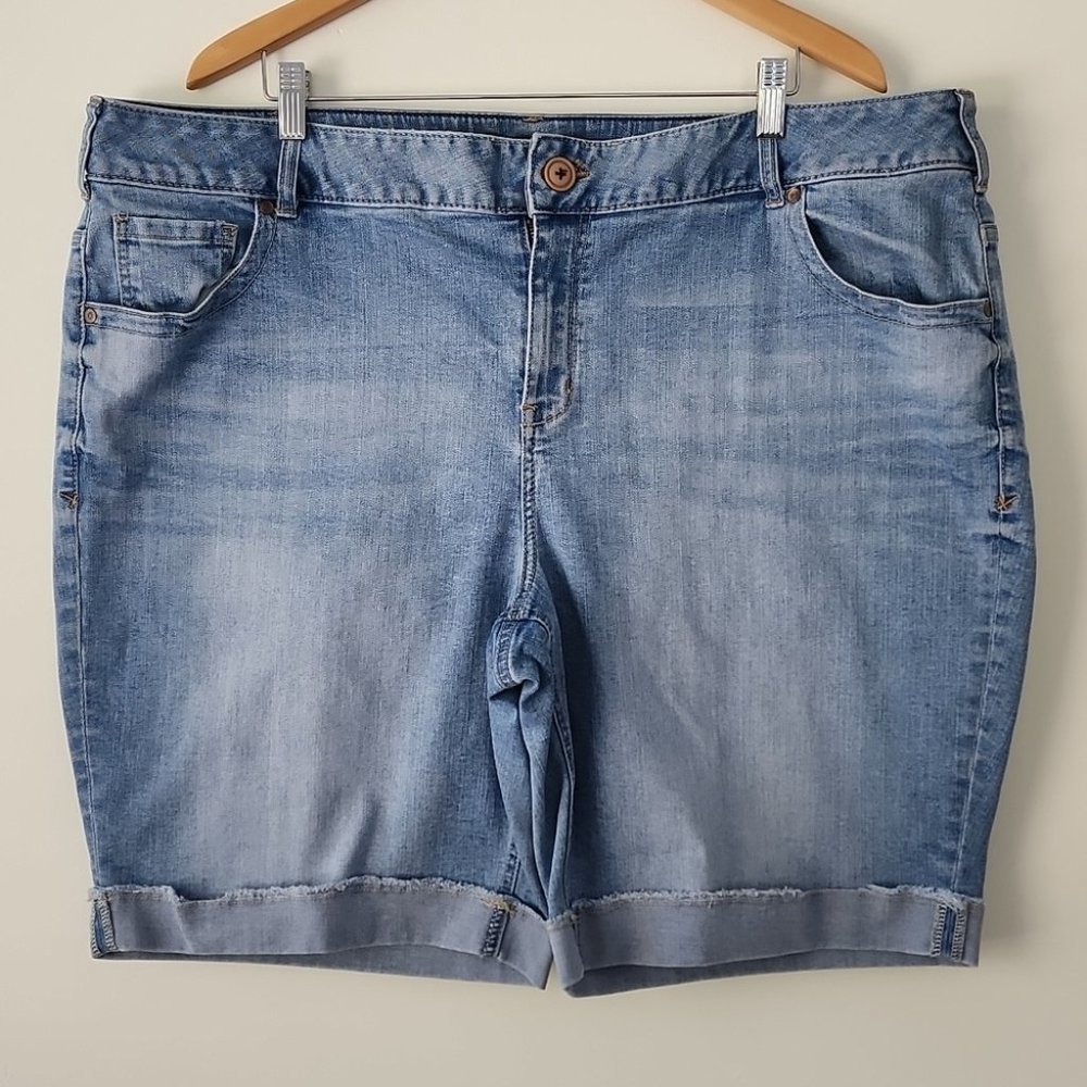Lane Bryant Light Wash Stretchy Denim Bermudas Jeans Shorts  26 2XL  kn14